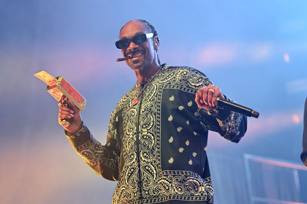 Snoop Dogg Hilariously Roasts Kanye West's Infamous Black Boots